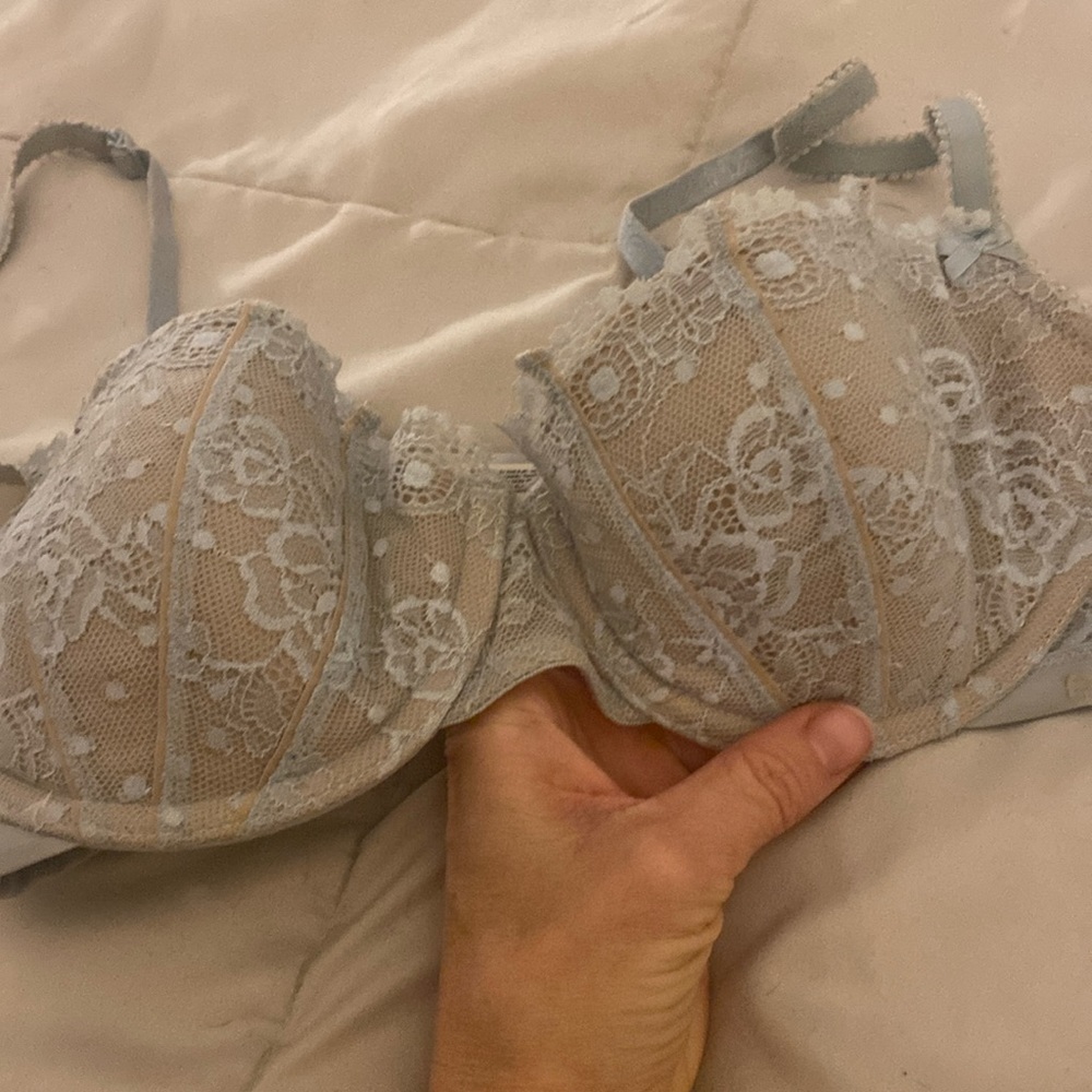 Gorgeous dkny mermaid shell type baby blue bra